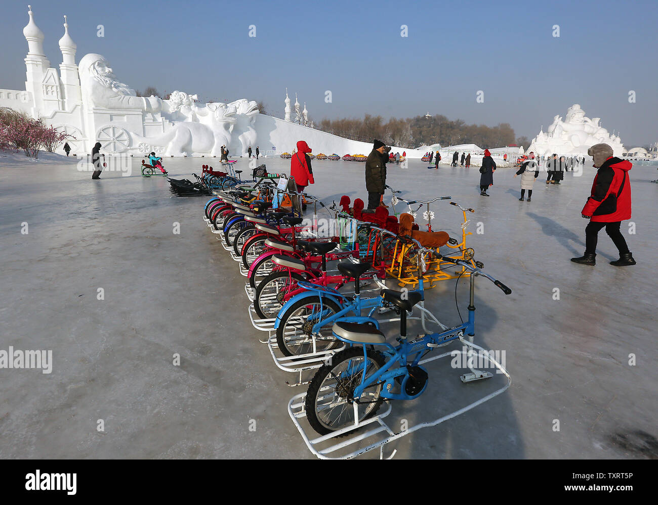 'Eis Zyklen" sind bereit für chinesische und ausländische Touristen auf einem zugefrorenen See auf der 33 Harbin International Eis und Schneeskulpturen Festival zu mieten, die letzte Woche in Harbin, die Hauptstadt der Provinz Heilongjiang im Nordosten Chinas eröffnet, am 7. Januar 2017. Wichtiger Schauplatz des jährlichen Festivals, berechnet als der weltweit größte Outdoor "Einfrieren" Park, mehr als eine Million Touristen im letzten Jahr die umfangreiche Sammlung von kunstvoll geschnitzten Eis Strukturen und Skulpturen zu sehen. Foto von Stephen Rasierer/UPI Stockfoto