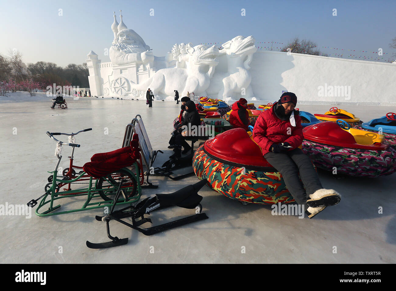 'Eis Zyklen" und riesigen inneren Rohre sind bereit für chinesische und ausländische Touristen auf einem zugefrorenen See auf der 33 Harbin International Eis und Schneeskulpturen Festival zu mieten, die letzte Woche in Harbin, die Hauptstadt der Provinz Heilongjiang im Nordosten Chinas eröffnet, am 7. Januar 2017. Wichtiger Schauplatz des jährlichen Festivals, berechnet als der weltweit größte Outdoor "Einfrieren" Park, mehr als eine Million Touristen im letzten Jahr die umfangreiche Sammlung von kunstvoll geschnitzten Eis Strukturen und Skulpturen zu sehen. Foto von Stephen Rasierer/UPI Stockfoto