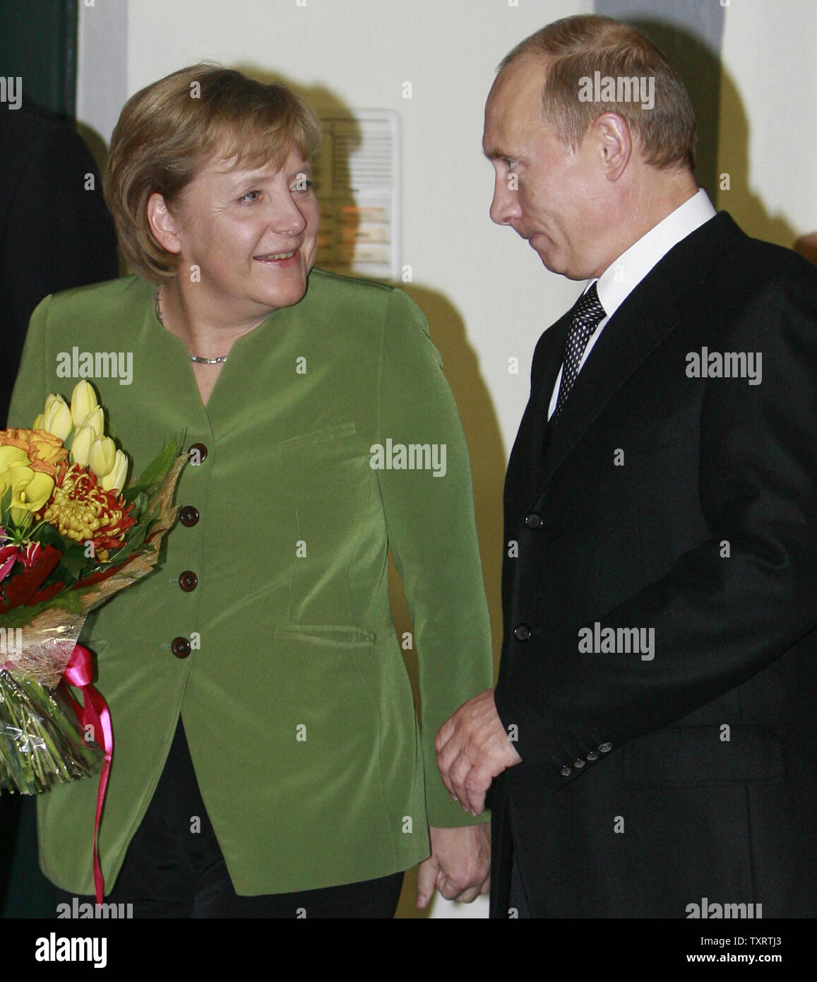 Der russische Präsident Wladimir Putin (R) wird von Bundeskanzlerin Angela Merkel nach seiner Ankunft im Restaurant "Adler Wirtschaft" für bilaterale Gespräche in Hattenheim in der Nähe der Stadt Wiesbaden, Deutschland, am 15. Oktober 2007. Putin in Deutschland angekommen am Sonntag für zwei Tage, nachdem er von einem Grundstück, ihn zu ermorden informiert wurde, als er Teheran diese Woche besuche. (UPI Foto/Anatoli Zhdanov) Stockfoto