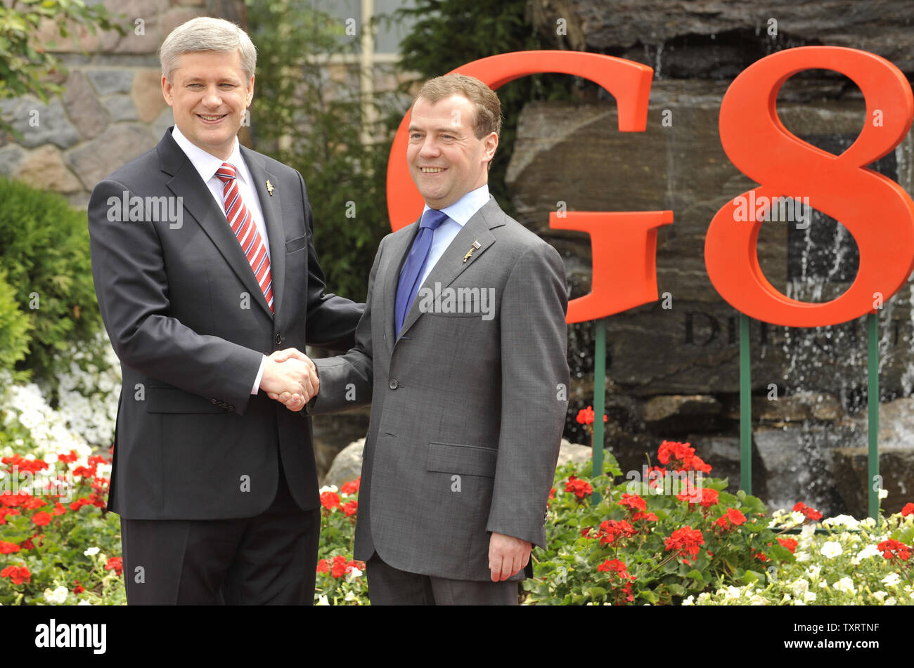 Kanadische Premierminister Stephen Harper (L) begrüßt der russische Präsident Dmitri Medwedew auf den G8-Gipfel am Deerhurst Resort in Huntsville, Ontario am 25. Juni 2010. UPI Foto/Alex Volgin Stockfoto