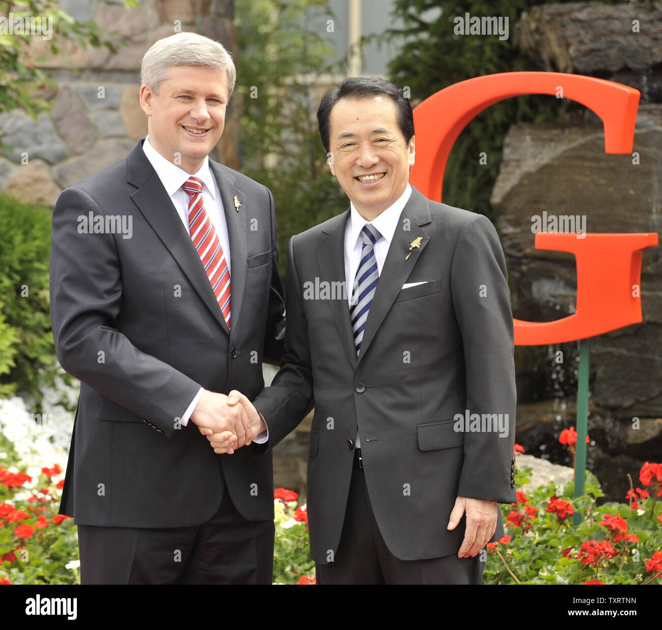 Kanadische Premierminister Stephen Harper (L) begrüßt der japanische Ministerpräsident Naoto Kan auf den G8-Gipfel am Deerhurst Resort in Huntsville, Ontario am 25. Juni 2010. UPI Foto/Alex Volgin Stockfoto