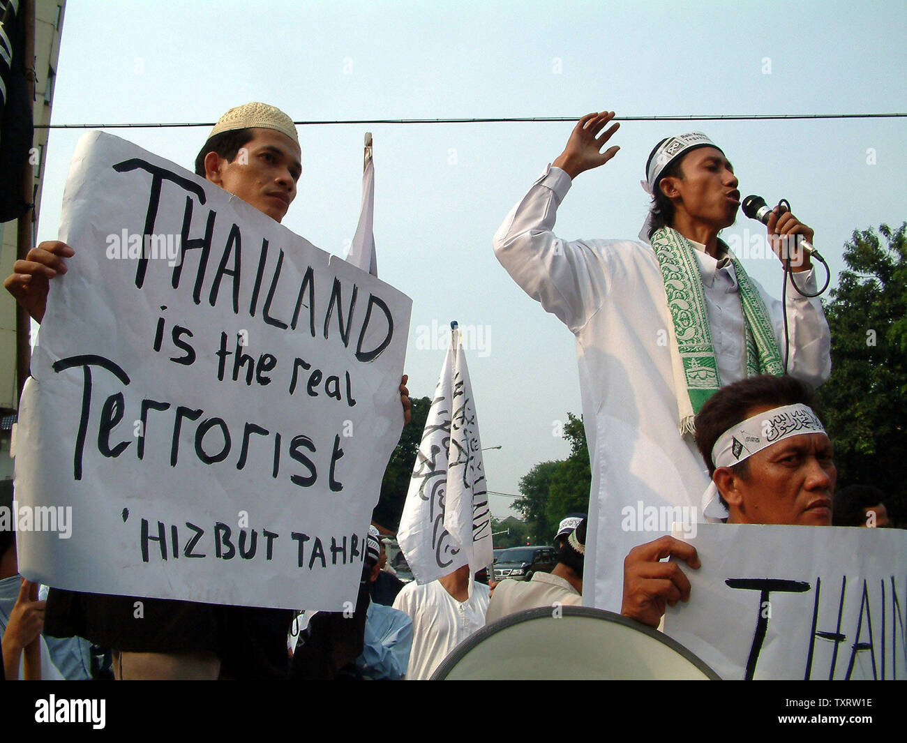 Ein demonstrant vor seinen Kollegen Demonstranten spricht während einer Demonstration vor der Thailändischen Botschaft in Jakarta, 29. Oktober 2000, die seniorenuniversität neue Tod von mindestens 84 muslimischen Aufständischen in der Provinz Narathiwat. Mindestens 200 Demonstranten zeigten ihre religiöse Solidarität und verurteilte die thailändische Polizei Aktion, die auf die große Zahl der Todesopfer geführt. (UPI/Newspictures Saprizal) Stockfoto