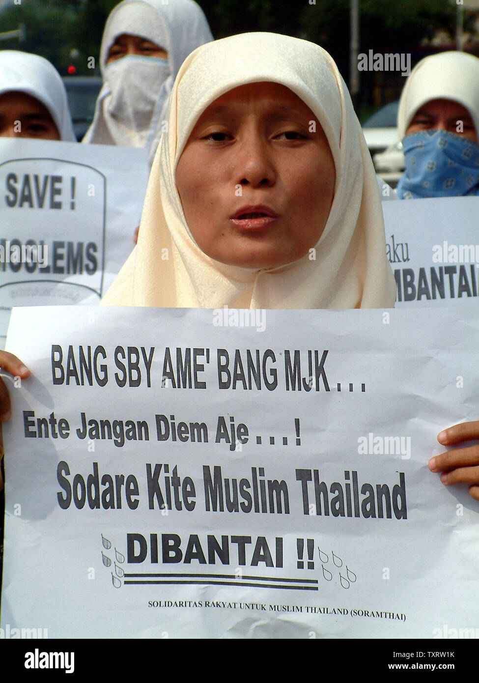 Eine weibliche Demonstrant schreit "Allahu Akbar" (Gott ist groß), die während einer Demonstration vor der Thailändischen Botschaft in Jakarta, 29. Oktober 2000, die seniorenuniversität neue Tod von mindestens 84 muslimischen Aufständischen in der Provinz Narathiwat. Mindestens 200 Demonstranten zeigten ihre religiöse Solidarität und verurteilte die thailändische Polizei Aktion, die auf die große Zahl der Todesopfer geführt. (UPI/Newspictures Saprizal) Stockfoto