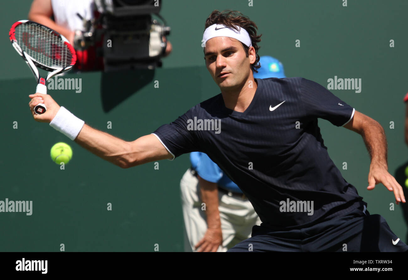 Roger Federer von der Schweiz erreicht, die für einen Schuß in seinem Halbfinale mit Andy Murray von Großbritannien während der BNP Paribas Open in Indian Wells, Kalifornien am 21. März 2009. Murray erweiterte zum Turnier finale mit einem 6-3, 4-6, 6-1 Sieg. (UPI Foto/David Silpa) Stockfoto