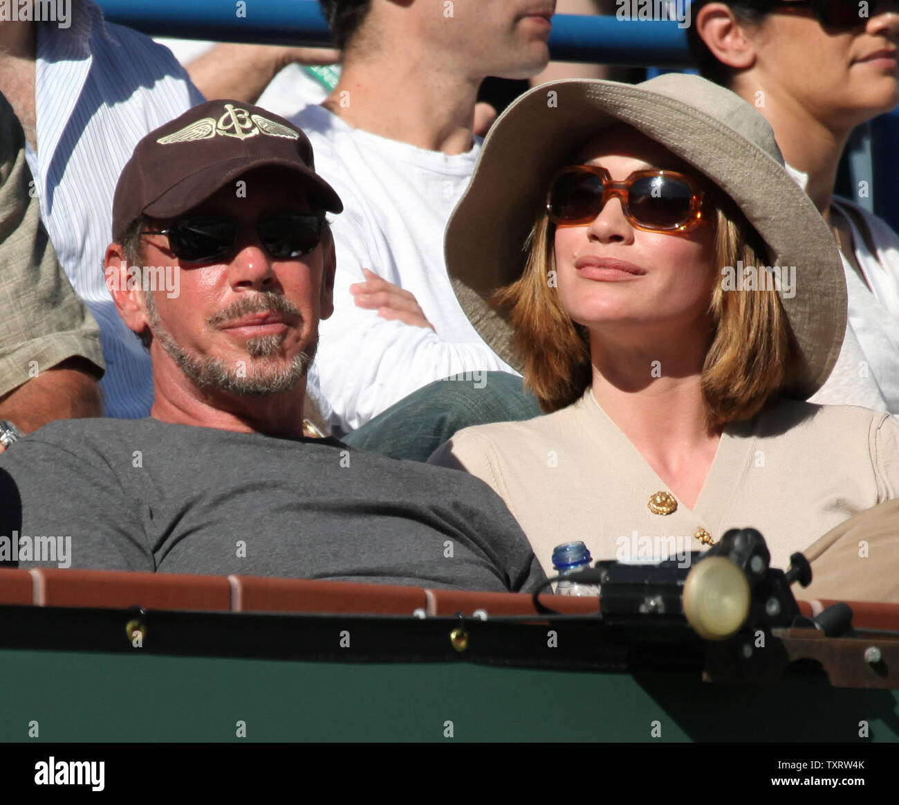 Oracle-CEO Larry Ellison und seine Frau Melanie sehen Sie das Halbfinale zwischen Amerikaner Andy Roddick und Spanier Rafael Nadal bei der BNP Paribas Open in Indian Wells, Kalifornien am 21. März 2009. Nadal erweiterte zum Turnier finale mit einem 6-4, 7-6 (4) Sieg. (UPI Foto/David Silpa) Stockfoto