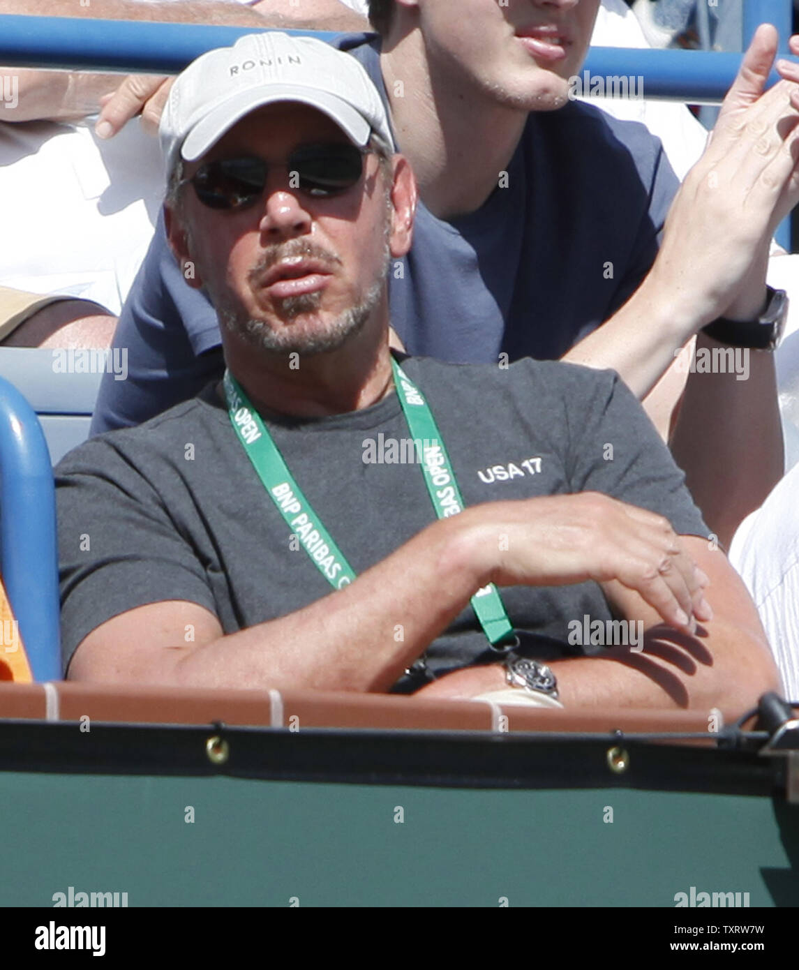 Mitbegründer und Oracle CEO Larry Ellison Uhren die mens Halbfinale zwischen Schwede Robin Söderling und Amerikaner Andy Roddick am BNP Paribas Open in Indian Wells, Kalifornien am 20. März 2010. Ellison, der vor kurzem das Turnier und die Indian Wells Tennis Garden gekauft, aufgepaßt Roddick besiegen Söderling 6-4, 3-6, 6-3 zum Turnier finale zu gelangen. UPI/David Silpa Stockfoto