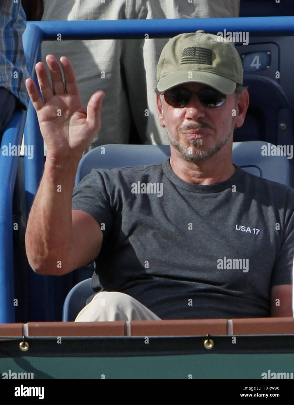 Mitbegründer und Oracle CEO Larry Ellison Uhren die mens Finale zwischen Ivan Ljubicic aus Kroatien und Amerikaner Andy Roddick am BNP Paribas Open in Indian Wells, Kalifornien am 21. März 2010. Ellison, der vor kurzem das Turnier und die Indian Wells Tennis Garden gekauft, aufgepaßt Ljubicic Niederlage Roddick 7-6 (3), 7-6 (5), um das Turnier zu gewinnen. UPI/David Silpa Stockfoto
