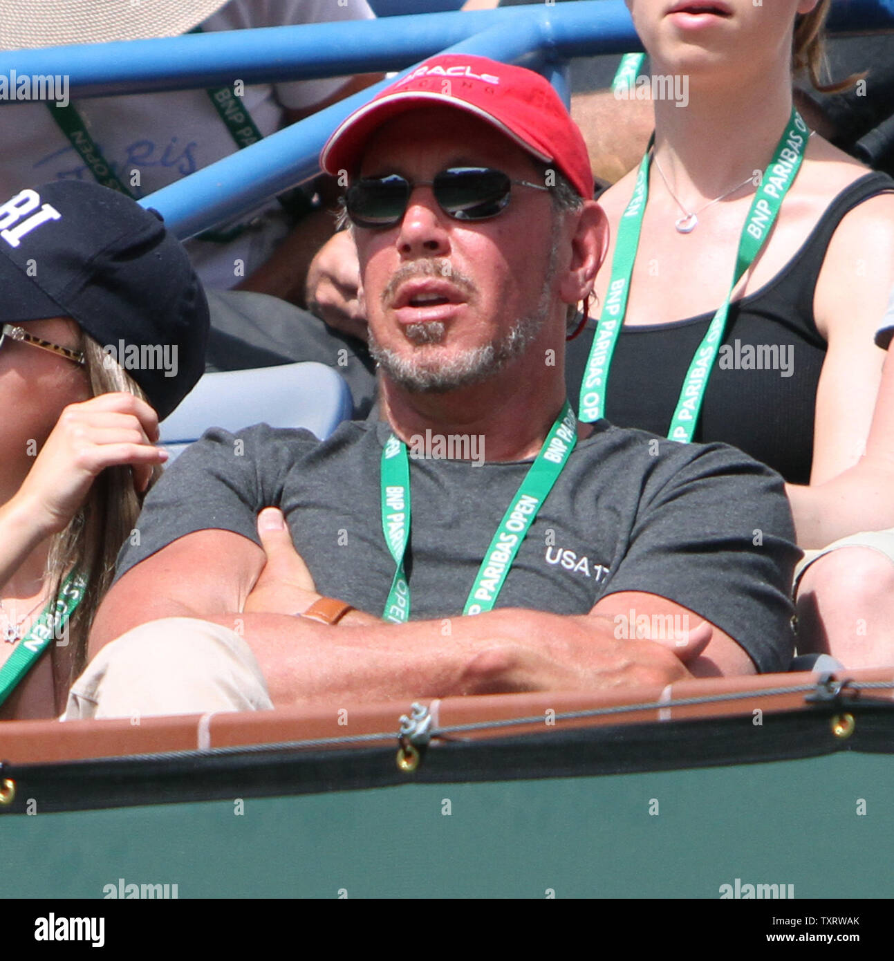 Mitbegründer und Oracle CEO Larry Ellison Uhren die mens Halbfinale zwischen serbischen Novak Djokovic und Roger Federer von der Schweiz bei der BNP Paribas Open in Indian Wells, Kalifornien am 19. März 2011. Djokovic besiegt Federer 6-3, 3-6, 6-2 zum Turnier finale zu gelangen. UPI/David Silpa Stockfoto