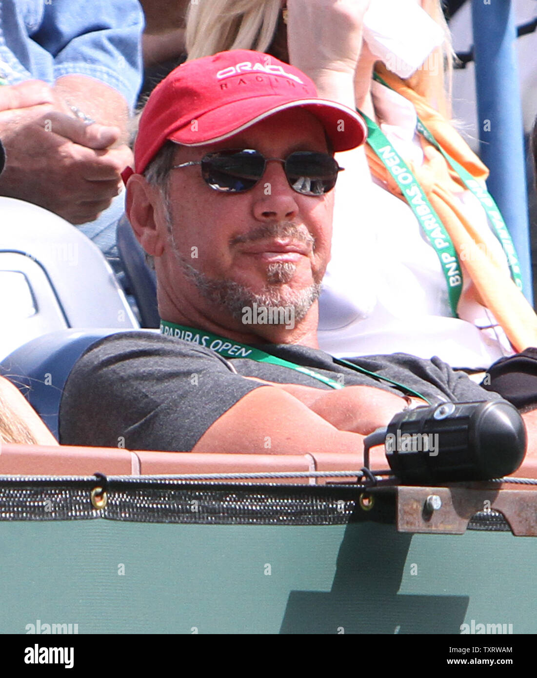 Mitbegründer und Oracle CEO Larry Ellison Uhren die mens Halbfinale zwischen serbischen Novak Djokovic und Roger Federer von der Schweiz bei der BNP Paribas Open in Indian Wells, Kalifornien am 19. März 2011. Djokovic besiegt Federer 6-3, 3-6, 6-2 zum Turnier finale zu gelangen. UPI/David Silpa Stockfoto