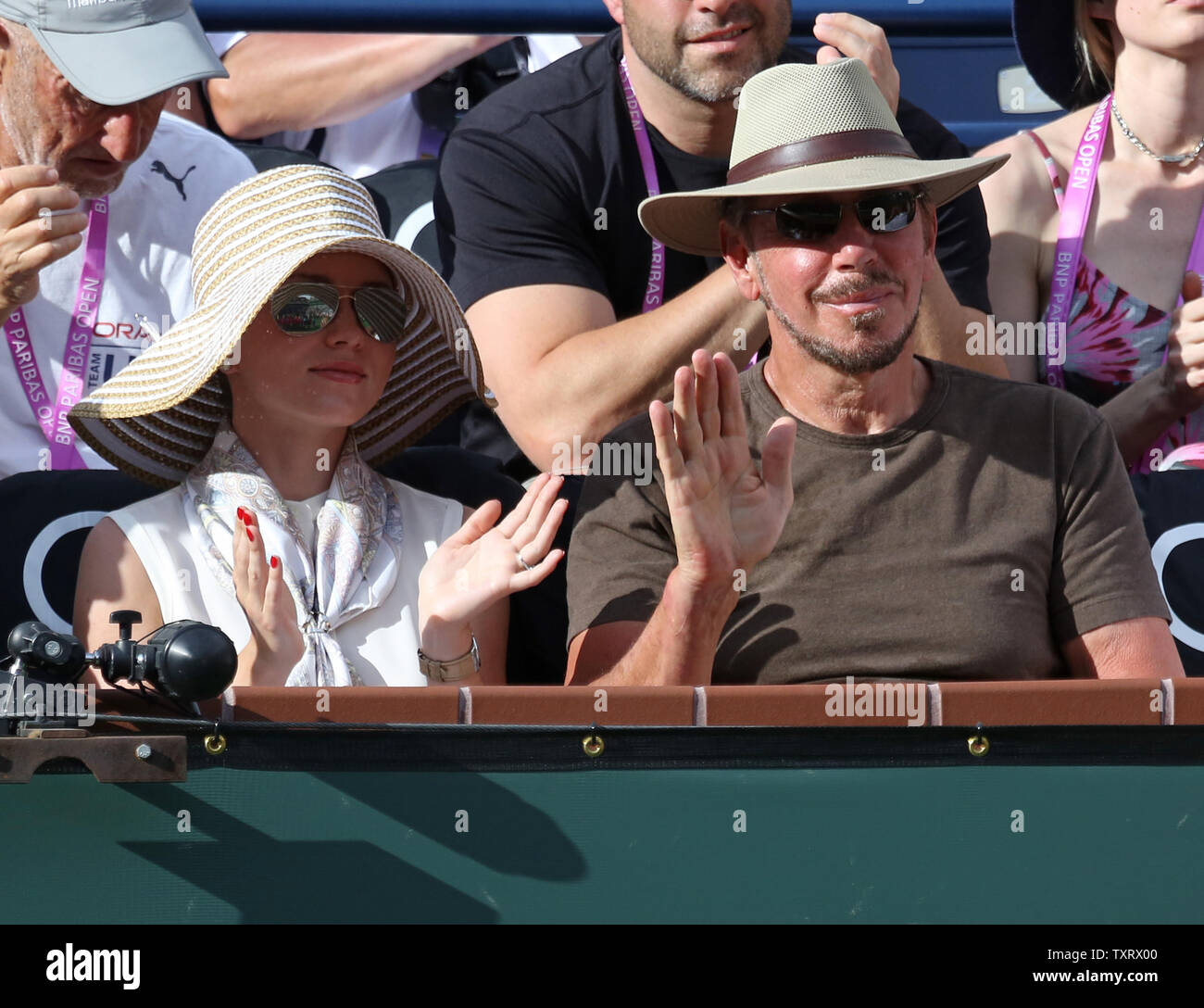 Oracle CEO und Turnier Mehrheit Besitzer Larry Ellison (R) und seine Freundin Nikita Kahn watch Finale der Männer Match zwischen Roger Federer und Novak Djokovic aus Serbien an der BNP Paribas Open in Indian Wells, Kalifornien am 22. März 2015. Djokovic besiegt Federer 6-3, 6-7 (5), 6-2 den Titel für das zweite Jahr in Folge und zum vierten Mal insgesamt zu gewinnen. Foto von David Silpa/UPI Stockfoto