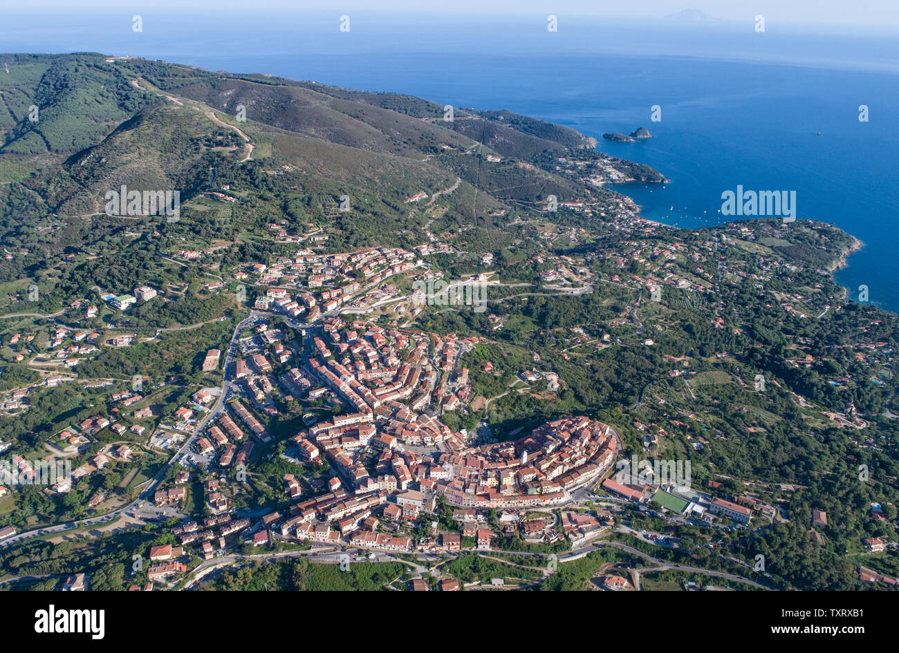 Insel Elba, Panoramablick auf das Dorf von Capoliveri, Luftbild. Toskana, Italien Stockfoto