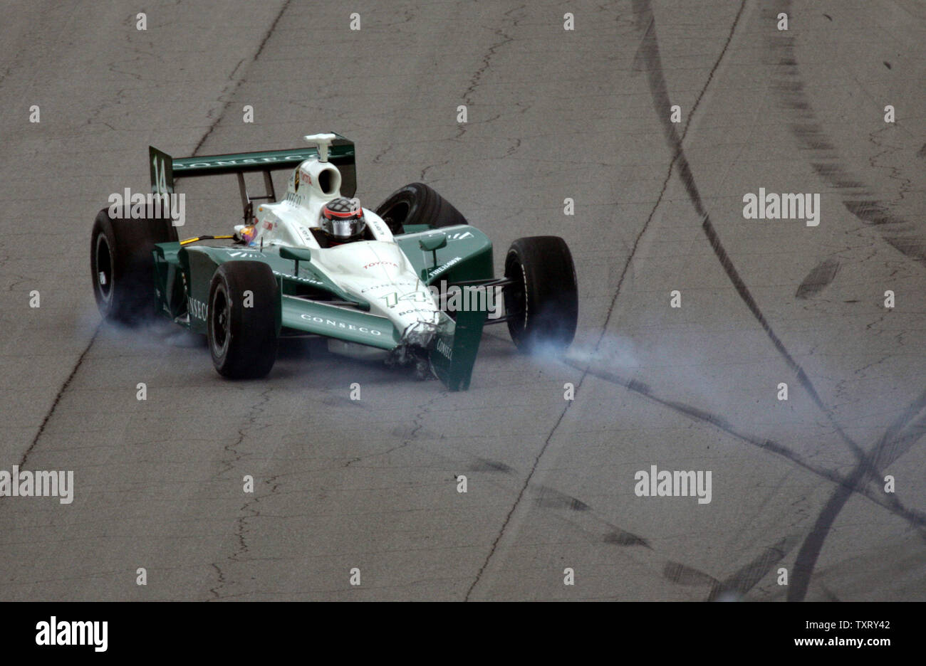 A.J. Foyt IV dreht sich in der ersten Kurve auf dem Indianapolis 500 auf dem Indianapolis Motor Speedway in Indianapolis, Indiana, 30. Mai 2004. (UPI Foto/Markierung Cowan) Stockfoto