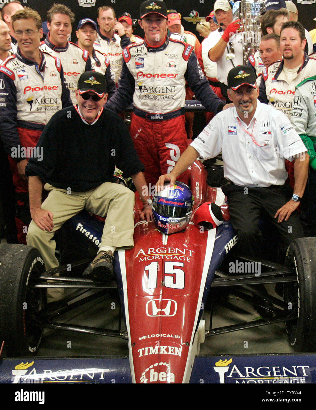 Team Inhaber David Letterman, Links, und Bobby Rahal, rechts, zusammen mit dem Gewinnen Fahrer Buddy Rice nach einem Regen Indianapolis 500 auf dem Indianapolis Motor Speedway in Indianapolis verkürzt, In, 30. Mai 2004. (UPI Foto/Markierung Cowan) Stockfoto