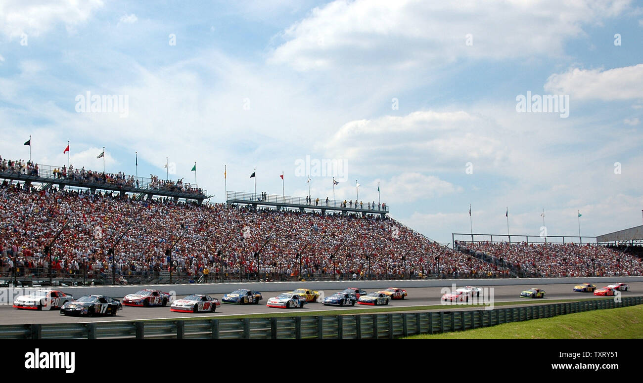 Der Beginn der Ziegelei 400 auf dem Indianapolis Motor Speedway in Indianapolis, Indiana Sonntag August 8, 2004. Jeff Gordon gewann seinen 4 Ziegelei. (UPI Foto/Tom Hayden) Stockfoto