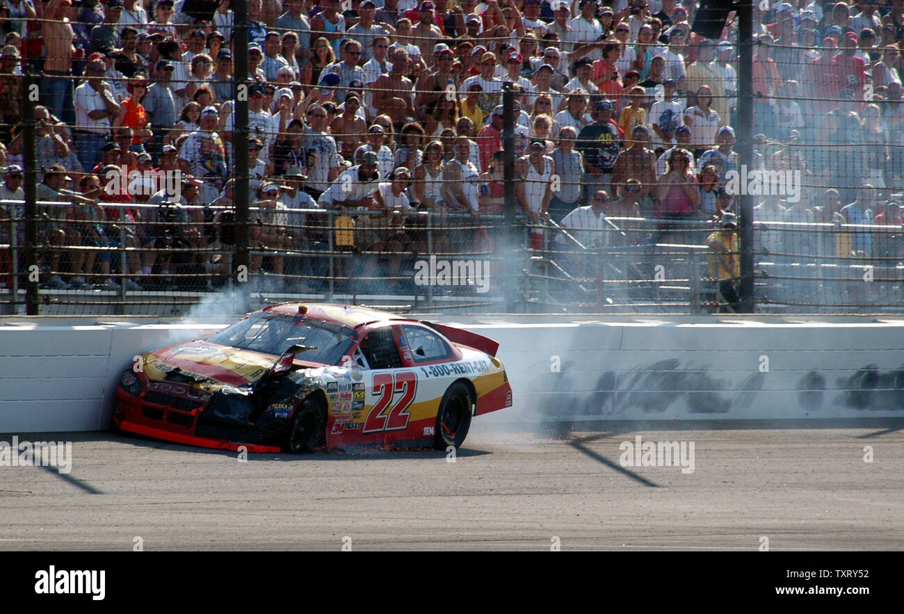 Scott Wimmer Hits der Wand wiederum eine während der 11. Lauf der Ziegelei 400 auf dem Indianapolis Motor Speedway in Indianapolis, Indiana Sonntag August 8, 2004. (UPI Foto/Tom Hayden) Stockfoto