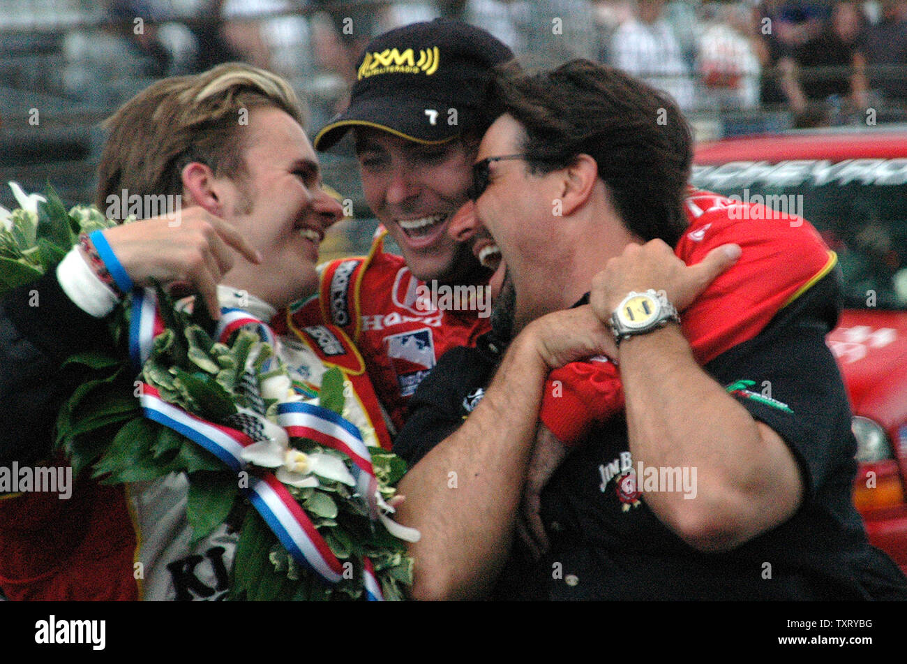 Gewinnende Fahrer Dan Wheldon, Links, teamkollegen Bryan Herta, das Zentrum und die Inhaber Michael Andretti feiern auf wheldon's Sieg Runde um den Anschluss an der Indianapolis 500 in Indianapolis, IN., 29. Mai 2005. (UPI Foto/Tom Hayden) Stockfoto
