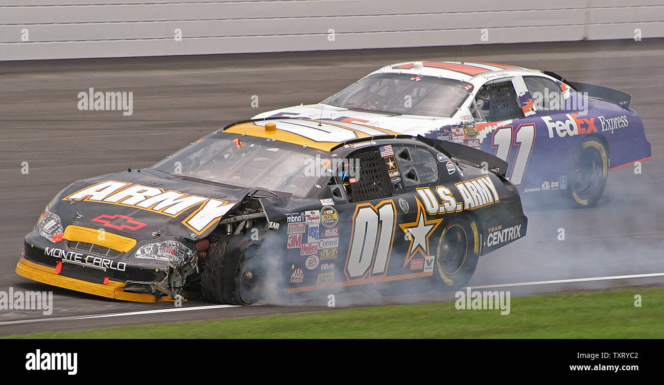 Joe Nemechek (01) Hat ein Ausblasen, wie er Rennen mit Jason Leffler (11) an der Allstate 400 an der Ziegelei, 7. August 2005, auf dem Indianapolis Motor Speedway in Indianapolis, Ind (UPI Foto/Rechnung Coons) Stockfoto