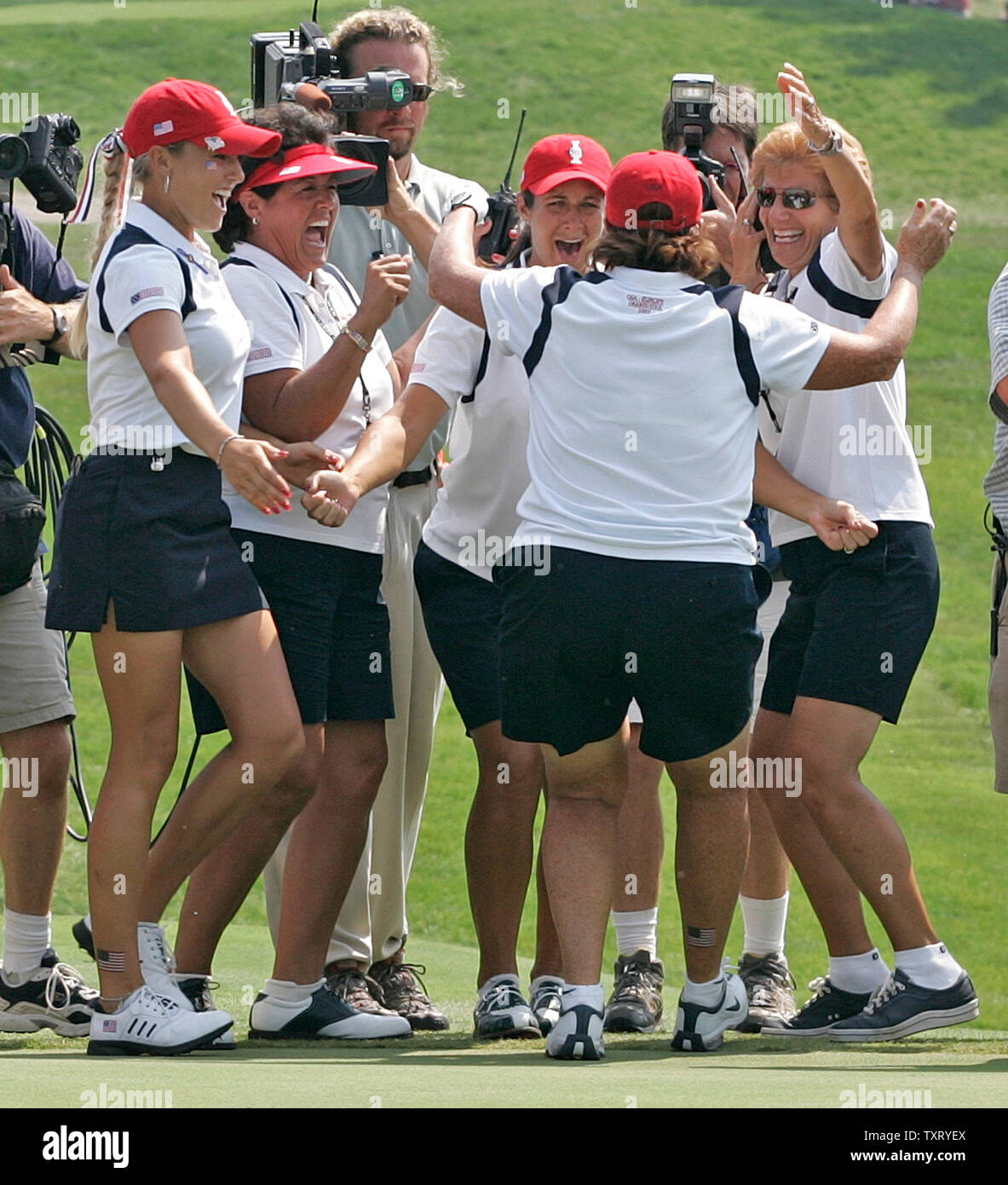 Us-Team Mitglieder Natalie Gulbis, von links, Kapitän Nancy Lopez, Laura Diaz und Assistant captain Donna Caponi hug Meg Mallon nach Mallon beendete ihr Match gegen Karen Stupples 3&1 auf dem 17 Loch während der letzten Runde des Solheim Cup 2005, 11. September 2005, zu Crooked Stick Golf Club in Carmel, Ind den USA gewann 15.5-12.5. (UPI Foto/Brian Kersey) Stockfoto