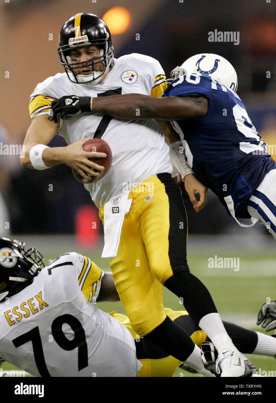 Pittsburgh Steelers Quarterback Ben Roethlisberger (7) ist von Indianapolis Colts" Robert Mathis (98). Die Indianapolis Colts besiegten die Pittsburgh Steelers 26-7 11-0 an der RCA Dome in Indianapolis, In der am 28. November 2005. (UPI Foto/Markierung Cowan) Stockfoto