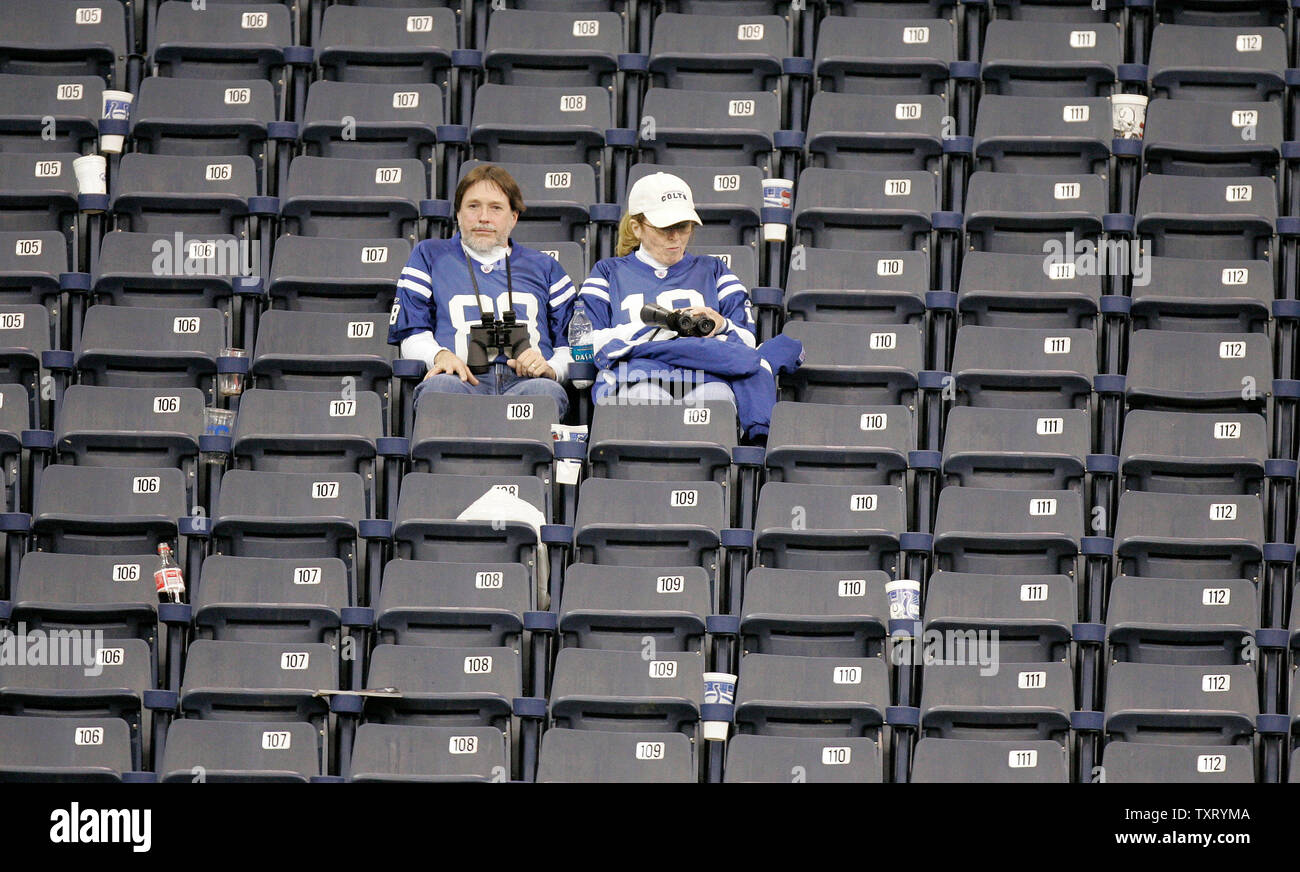 Indianapolis Colts fans zusehen, wie die letzten Sekunden kreuzen Sie die Uhr als die Colts zu den San Diego Chargers verlieren. Die San Diego Chargers besiegten die Indianapolis Colts 26-17 an der RCA Dome in Indianapolis am 18. Dezember 2005. Die Ladegeräte endete die Colts undefeated Jahreszeit und beendeten ihre Siegesserie am 13. (UPI Foto/Markierung Cowan) Stockfoto