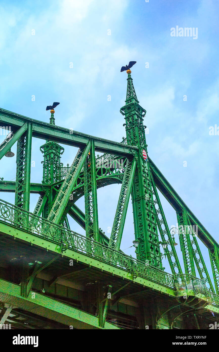 Nahaufnahme auf Liberty Bridge oder Szabadság grün Metall Struktur mit Wappen in Budapest, Ungarn Stockfoto