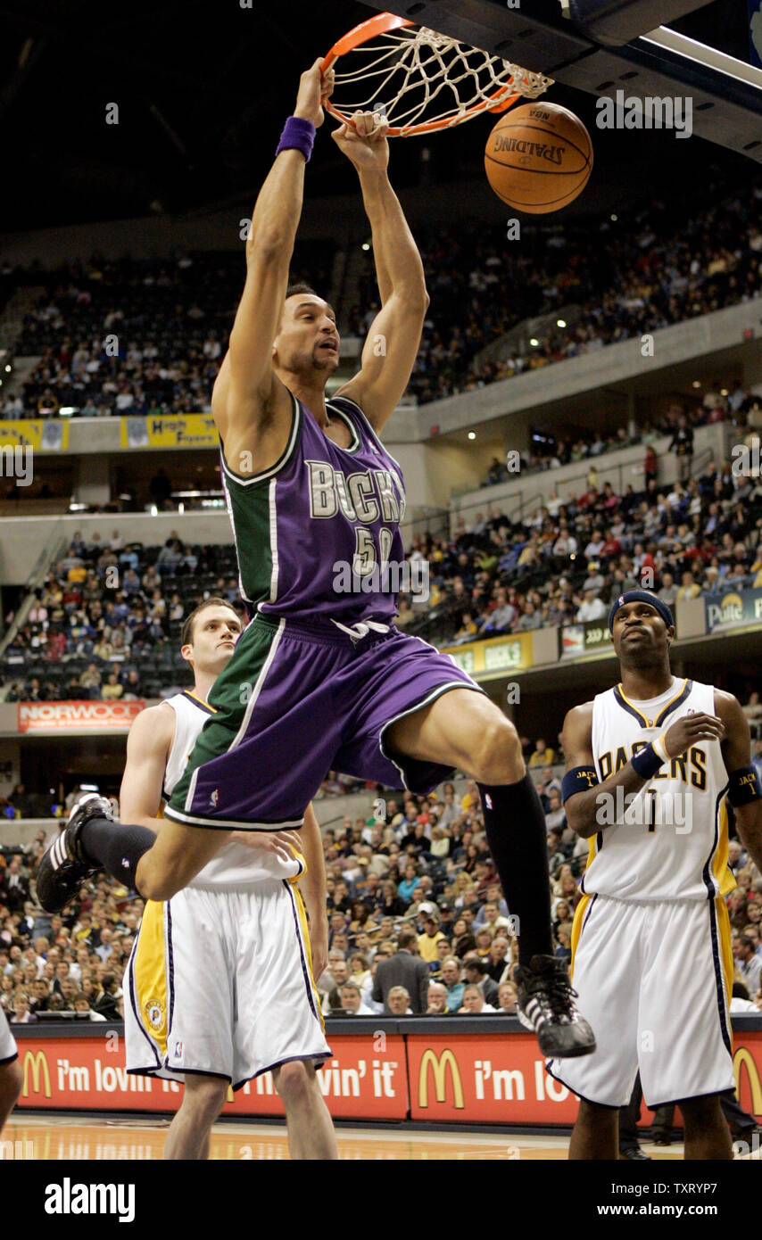 Milwaukee Bucks center Dan Gadzuric (50) taucht in der ersten Hälfte über Indiana Pacer Verteidiger Austin Croshere (44) und Stephen Jackson (1) bei Conseco Fieldhouse in Indianapolis, im Januar 11, 2006. (UPI Foto/Markierung Cowan) Stockfoto