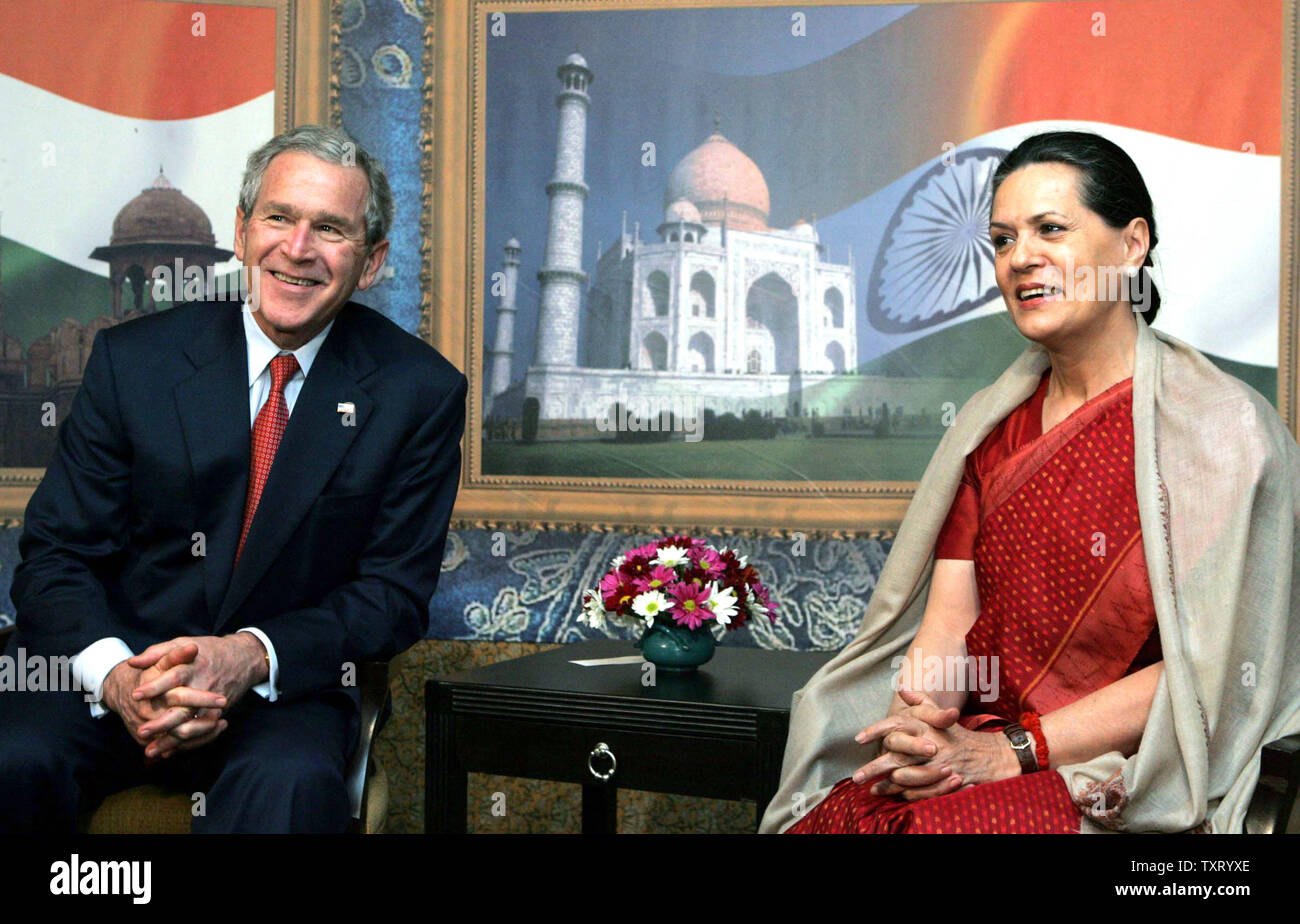 US-Präsident George W. Bush (L) trifft sich mit Präsident des Indian National Congress Party Sonia Gandhi, in Neu Delhi, Indien Am 2. März 2006. Die Vereinigten Staaten und Indien versiegelte eine zivile nukleare beschäftigen, die ihren Führern beschrieben als historisch. (UPI Foto/Raj Patidar) Stockfoto