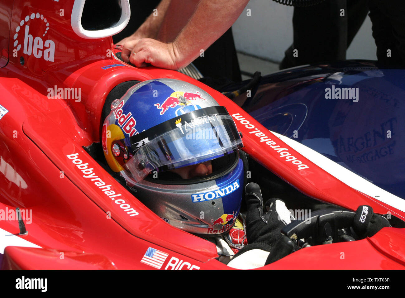 2004 Indianapolis 500-Sieger Freund-reis bereitet sich für die Praxis in seinem 15-T Zurück nach oben Auto auf dem Indianapolis Motor Speedway in Indianapolis, in der am 17. Mai 2006. Reis stark beschädigt sein Auto letzte Woche, als er den Turn 2 Wand. (UPI Foto/Rechnung Coons) Stockfoto