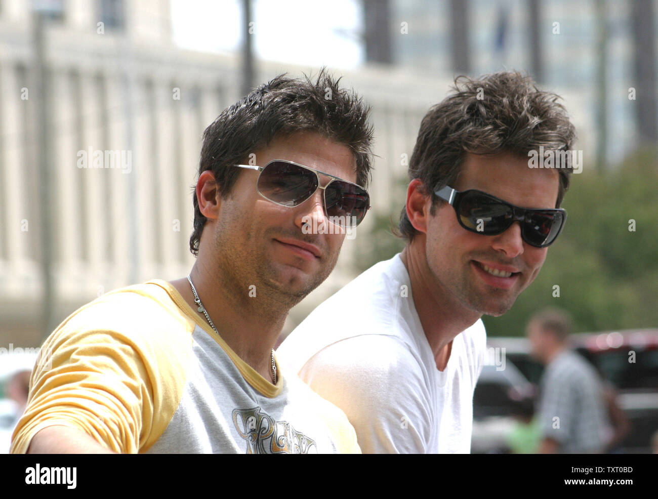 Allgemeines Krankenhaus Schauspieler Greg Vaughan (Lucky) und Jason Thompson (Dr. Drake) begeistert waren in den 500 Festival Parade in Indianapolis zu beteiligen, und zwar am 27. Mai 2006. Vaughn und Thompson freuten uns auf das Rennen am Sonntag. (UPI Foto/Darlene Coons) Stockfoto