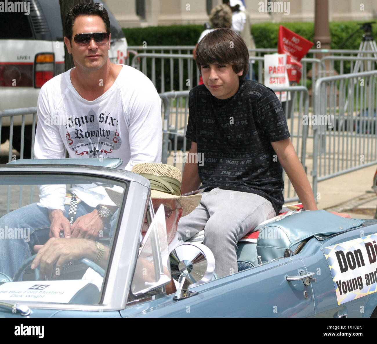 Junge und unruhig Schauspieler Don Diamont Fahrten in einem klassischen Ford Mustang in der 500 Festival Parade in Indianapolis, in der am 27. Mai 2006. (UPI Foto/Rechnung Coons) Stockfoto