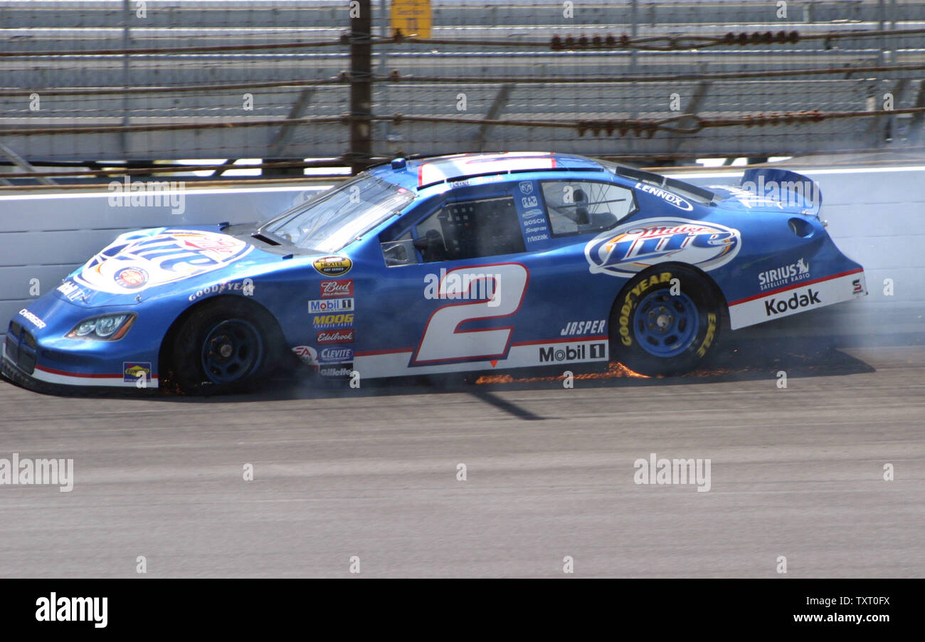 Kurt Busch Folien entlang der Wand in der ersten Kurve nach dem Schlag einen Reifen auf dem Indianapolis Motor Speedway in Indianapolis, in der am 5. August 2006. Bush wird nun die letzte in seinem Rücken bis Auto für den 6. August Allstate Ziegelei 400 beginnen. (UPI Foto/Andy Bly) Stockfoto