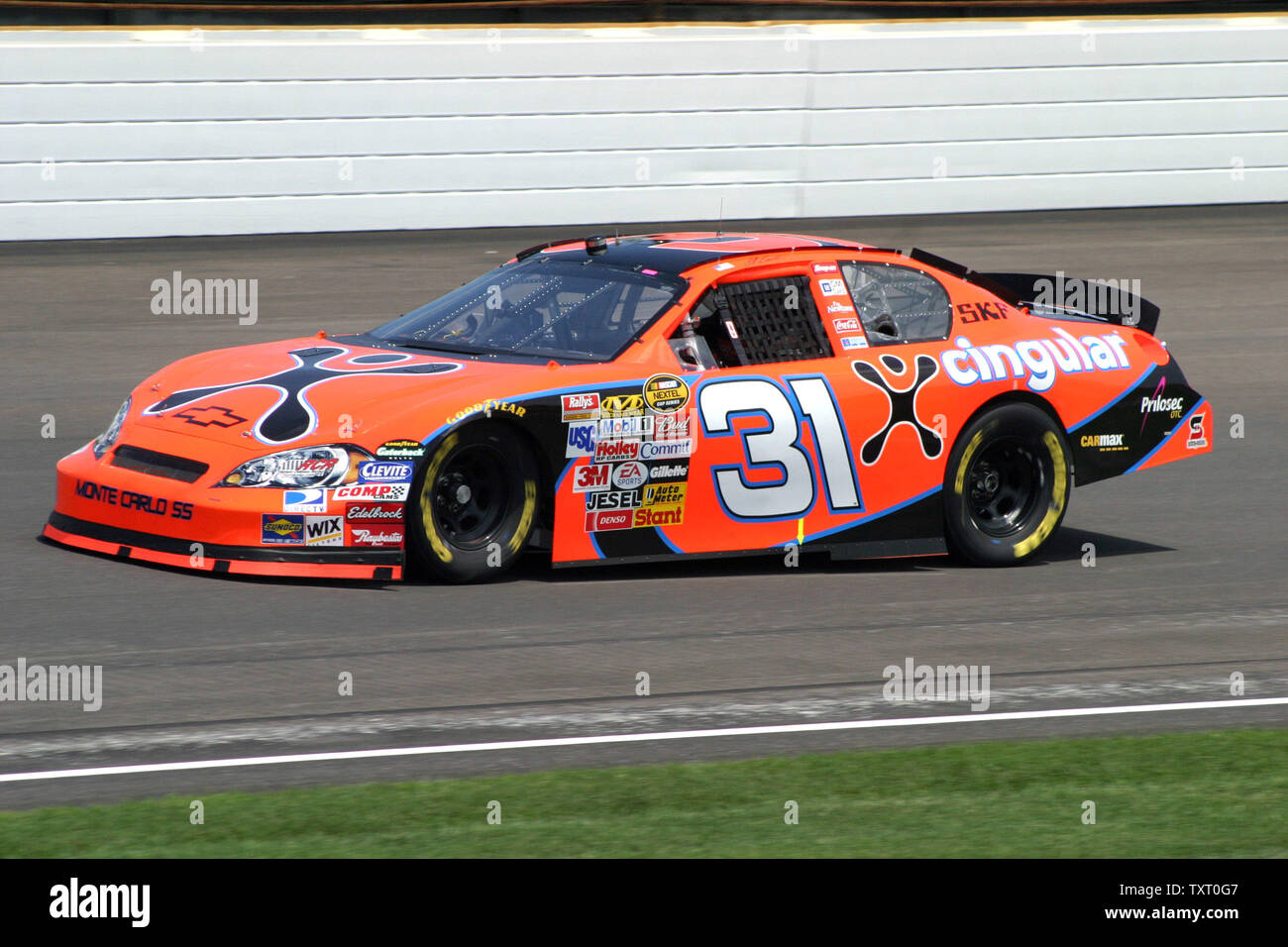 Jeff Burton gleitet durch die dritte Kurve auf dem Indianapolis Motor Speedway in Indianapolis, in der am 5. August 2006. Burton set schnell Zeit von 182.778 Mph im Qualifying für die Allstate Ziegelei 400 und von der Pole Position für den Sonntag Rennen starten. (UPI Foto/Rechnung Coons) Stockfoto