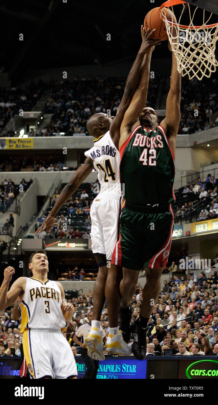 Indiana Pacers Schutz Darrell Armstrong (24) fouls Milwaukee Bucks guard Charlie Bell (42), teamkollege Sarunas Jasikevicius (3) sieht bei Conseco Fieldhouse in Indianapolis, November 21, 2006. (UPI Foto/Markierung Cowan) Stockfoto