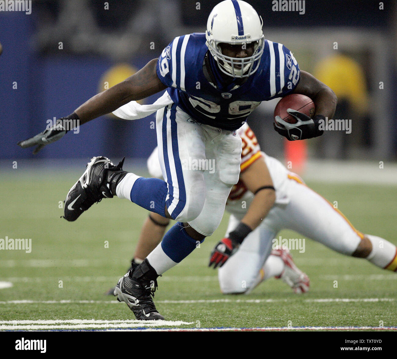 Indianapolis Colts zurück läuft, Joseph Addai (29) bricht sich der Kansas City Chiefs Sicherheit Greg Wesley (29) in ihrem AFC wild Card Play-off-Spiel auf dem RCA Dome in Indianapolis am 6. Januar 2006. Die Colts besiegten die Chiefs 23-9. (UPI Foto/Markierung Cowan) Stockfoto