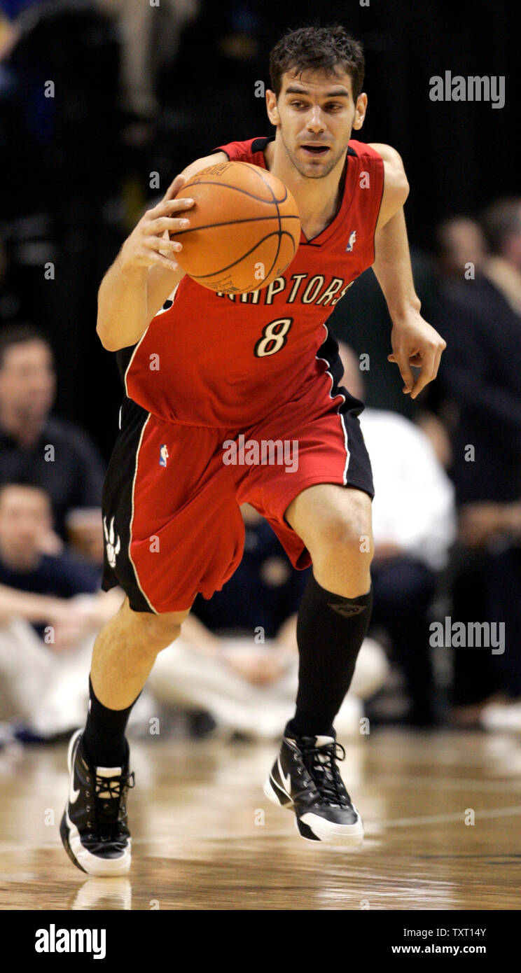 Toronto Raptors guard Jose Calderon (8), aus Spanien, bringt den Ball vor Gericht gegen die Indiana Pacers bei Conseco Fieldhouse in Indianapolis 27. Januar 2007. (UPI Foto/Markierung Cowan) Stockfoto