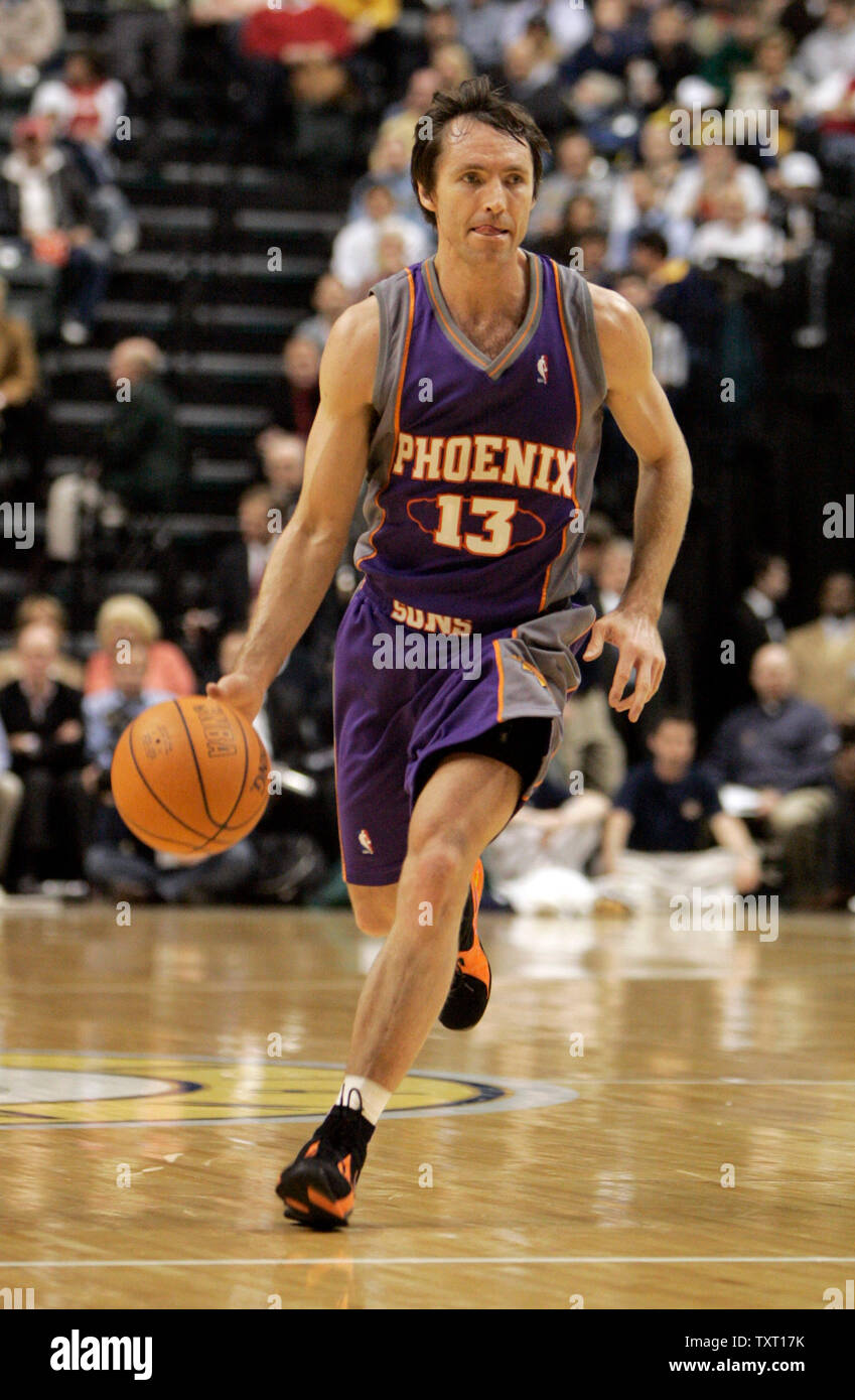 Phoenix Suns guard Steve Nash (13) bringt den Ball upcourt gegen die Indiana Pacers bei Conseco Fieldhouse in Indianapolis 27. Februar 2007. (UPI Foto/Markierung Cowan) Stockfoto