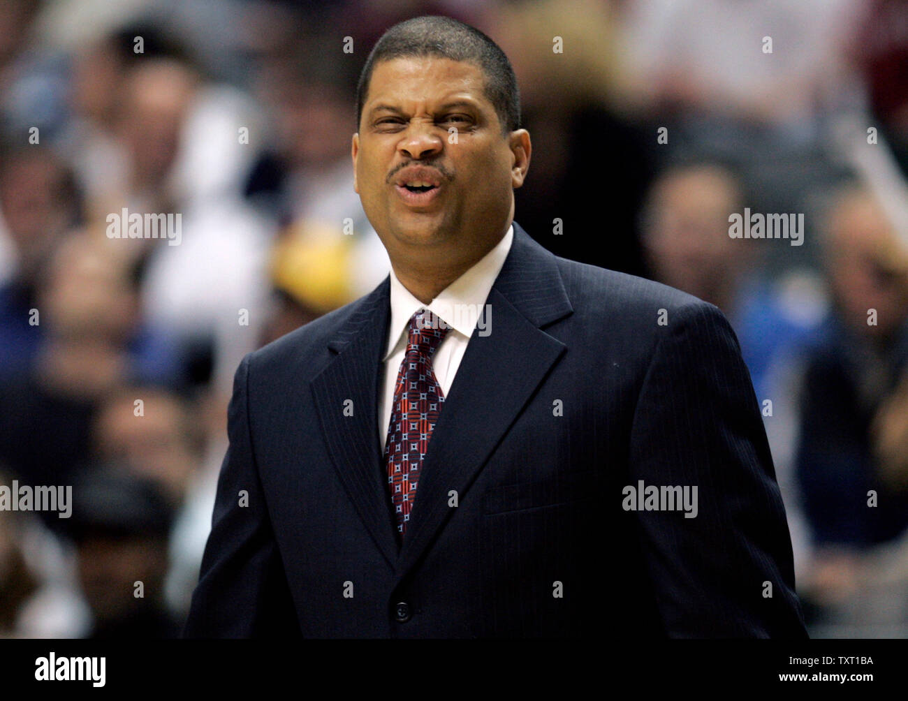 Washington Wizards Trainer Eddie Jordan reagiert auf einen Anruf während ihr Spiel gegen die Indiana Pacers bei Conseco Fieldhouse in Indianapolis am 18. April 2007. (UPI Foto/Markierung Cowan) Stockfoto