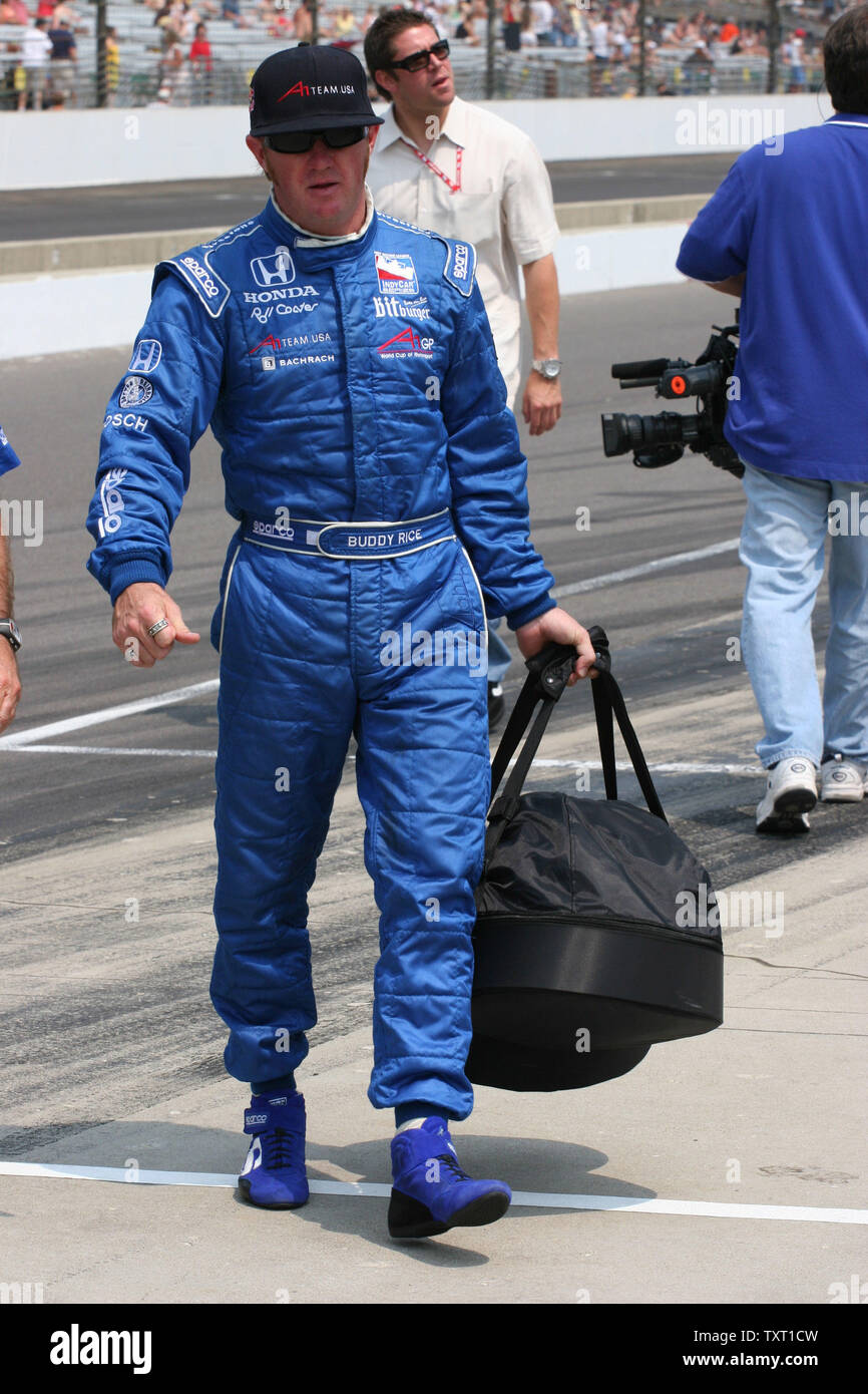 2004 Indy 500-Gewinner Buddy Rice zu seinem Auto für die endgültige Carb Tag Praxis am 25. Mai 2007 auf dem Indianapolis Motor Speedway in Indianapolis, Indiana. (UPI Foto/Ed Locke) Stockfoto