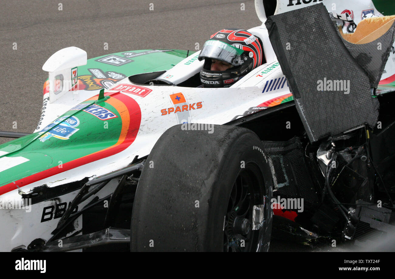 Brasiliens Tony Kanaan Rollen zu stoppen, nachdem aus der 92 der 500 Meilen von Indianapolis durch Mannschaftskamerad Marco Andretti auf dem Indianapolis Motor Speedway geklopft werden am 25. Mai 2008 in Indianapolis. (UPI Foto/Ed Locke) Stockfoto