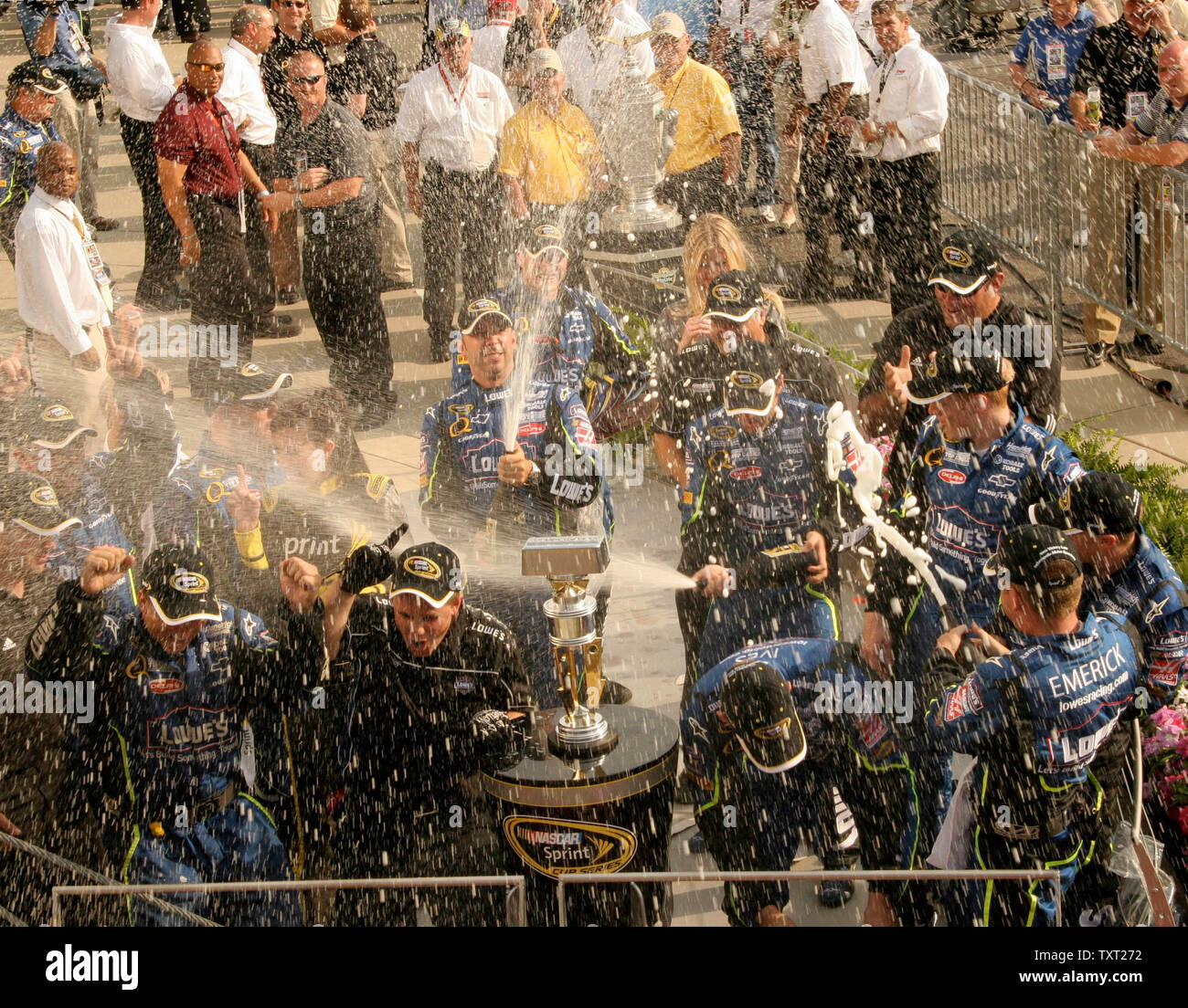 Eine Dusche Champagner deckt Gewinnende Fahrer Jimmie Johnson und der Lowe Chevrolet Crew auf der 15. jährlichen Allstate 400 an der Ziegelei in Indianapolis am 27. Juli 2008. (UPI Foto/Mike Bryand) Stockfoto