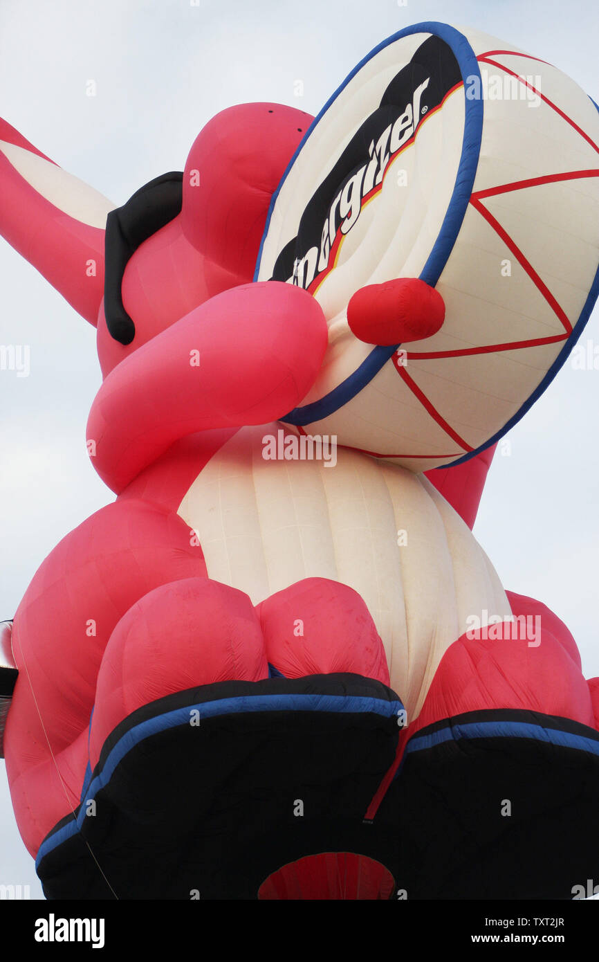 Die weltweit größte Ballon, die Energizer Bunny Ballon, nimmt in den Himmel während der öffnung Tag Zeremonie hundertjährigen Feier Ära Ballon-wettbewerb am 3. Mai 2009 auf dem Indianapolis Motor Speedway in Indianapolis, Indiana. (UPI Foto/Rechnung Coons) Stockfoto