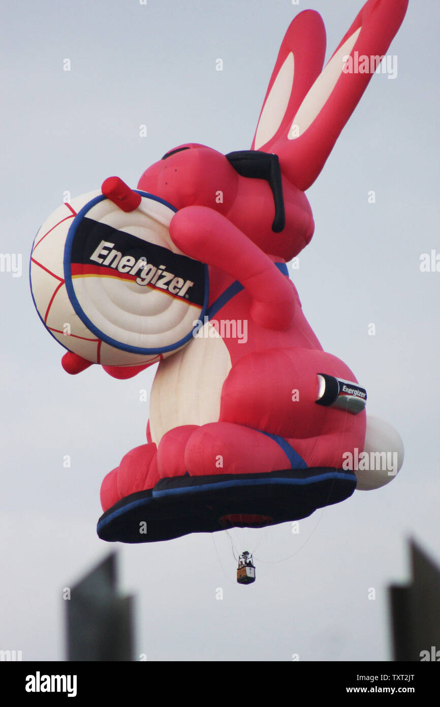 Die Energizer Bunny Heißluftballon erhebt sich über dem Infield während der öffnung Tag hundertjährige Ära Ballon-wettbewerb am 3. Mai 2009 auf dem Indianapolis Motor Speedway in Indianapolis, Indiana. (UPI Foto/Rechnung Coons) Stockfoto