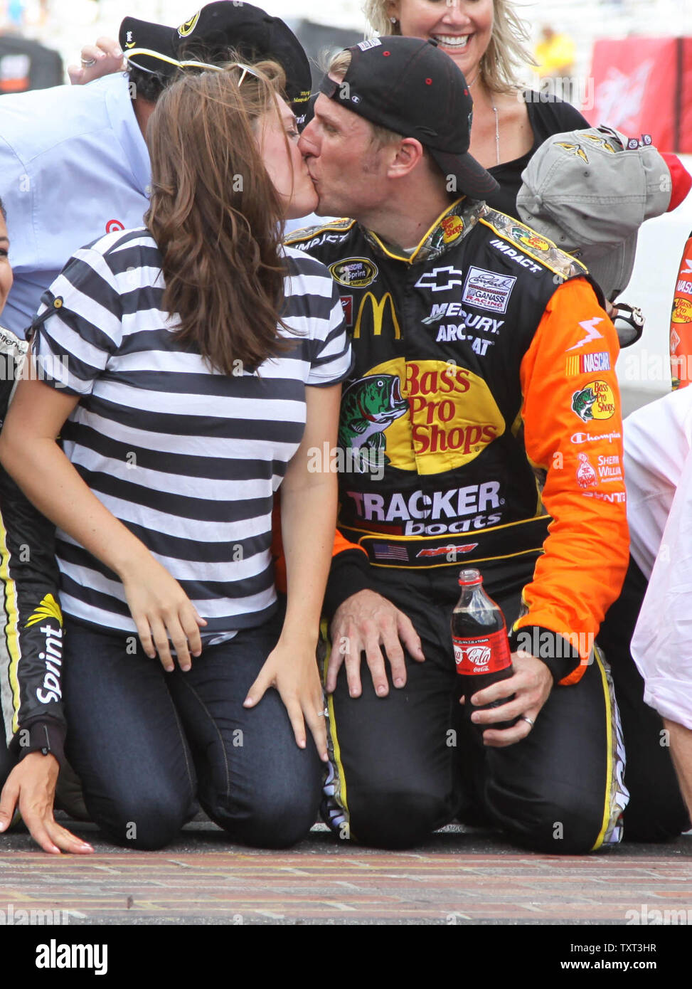 Jamie McMurray, Sieger der Ziegelei 400 küsst seine Frau Christy nach Küssen, die Steine auf dem Indianapolis Motor Speedway, am 25. Juli 2010. UPI/Edwin Joseph Locke Stockfoto