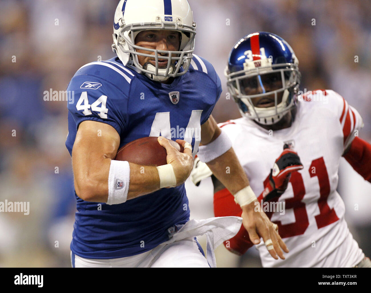 Indianapolis Colts fest - Ende Dallas Clark (44) bricht Vergangenheit New York Giants cornerback Aaron Ross (31) Im zweiten Quartal für einen 50 Yard Touchdown an Lucas Oil Field in Indianapolis am 19. September 2010. UPI/Mark Cowan Stockfoto