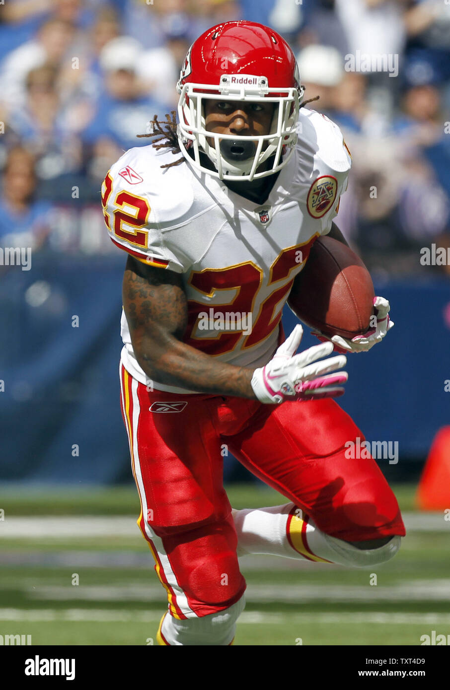 Kansas City Chiefs zurück laufen Dexter McCluster (22) läuft mit einem 1 Yard gewinnen gegen die Indianapolis Colts im ersten Quartal bei Lucas Oil Field in Indianapolis, die am 9. Oktober 2011. UPI/Mark Cowan Stockfoto