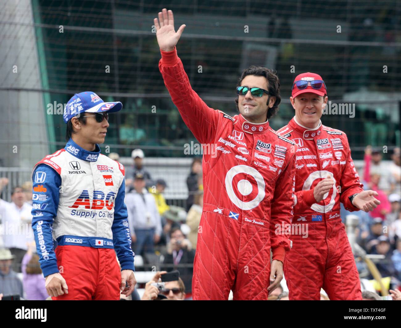 Drei mal Sieger Schottland Dario Franchitti, Zentrum Wellen zu Fans mit Japan Takuma Sato, Links, und der Neuseeländischen Scott Dixon vor Beginn der 97. Lauf der 500 Meilen von Indianapolis Indianapolis Motor Speedway in Indianapolis am 26. Mai 2013. UPI/Ed Locke Stockfoto