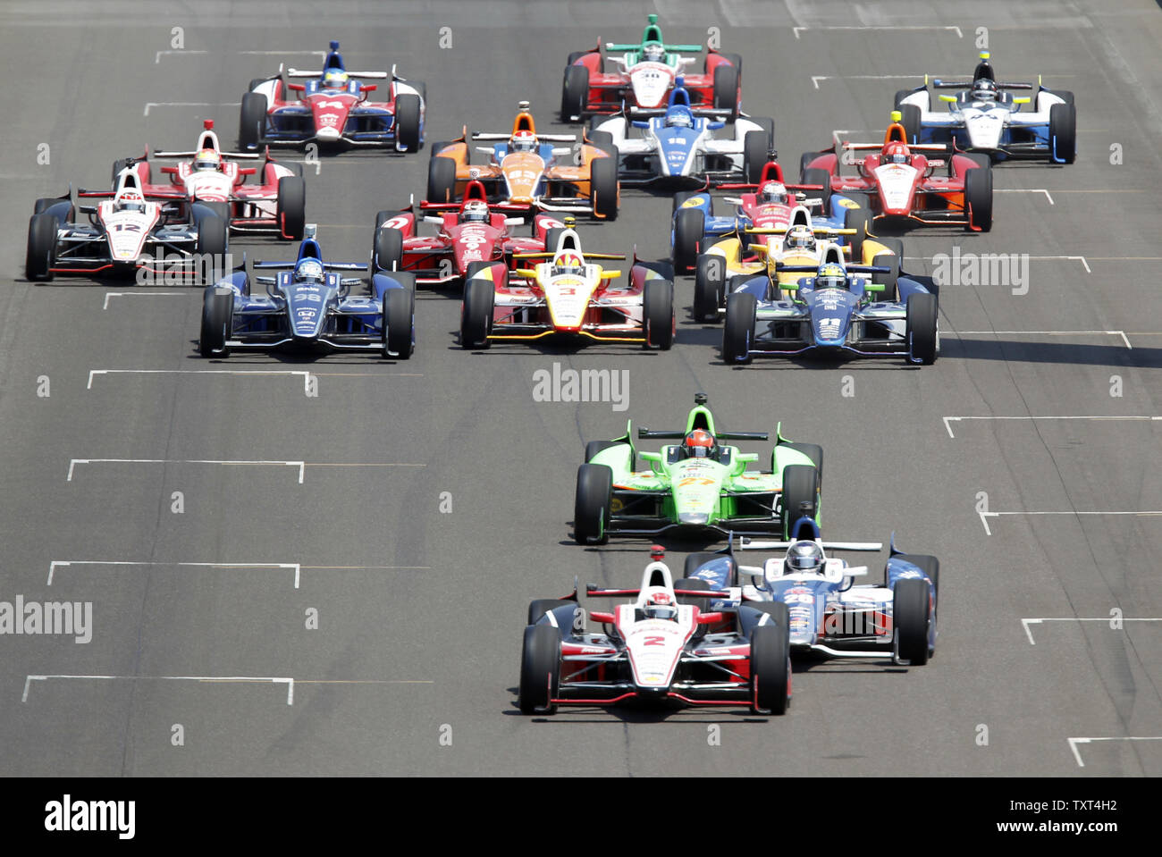 Pole sitter Ryan Briscoe von Australien, (2) führt das Feld nach einem Neustart nach einem Absturz in der 96. Lauf der 500 Meilen von Indianapolis Indianapolis Motor Speedway in Indianapolis, am 27. Mai 2012. UPI/Mark Cowan Stockfoto