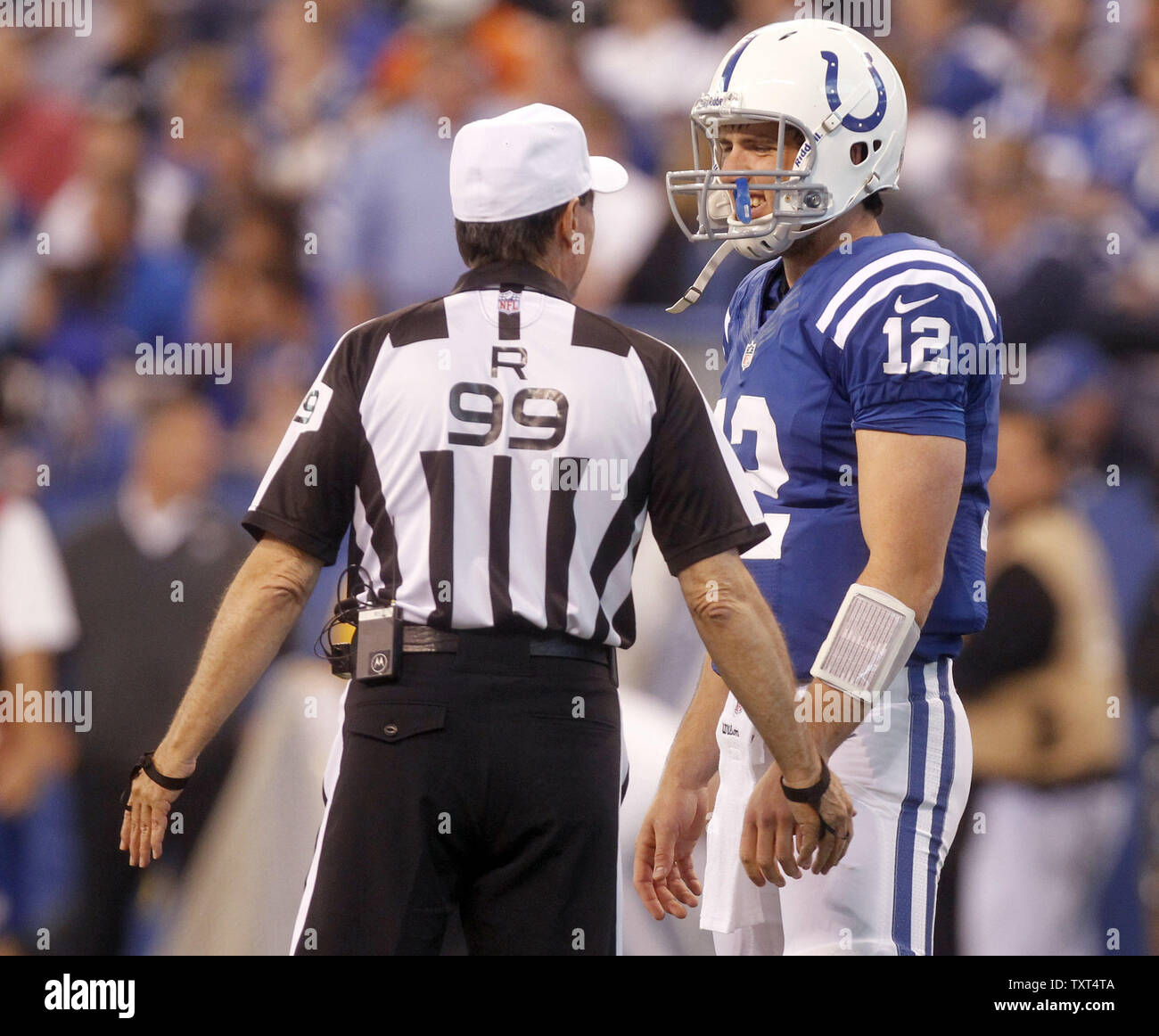 Indianapolis Colts quarterback Andreas Luck (12) Witze mit Schiedsrichter Tony Corrente (99) Im ersten Quartal ihr Spiel gegen die Miami Dolphins in Lucas Oil Stadium in Indianapolis, IN., 4. November 2012. Die Colts besiegt die Delphine 23-20. UPI/Mark Cowan Stockfoto