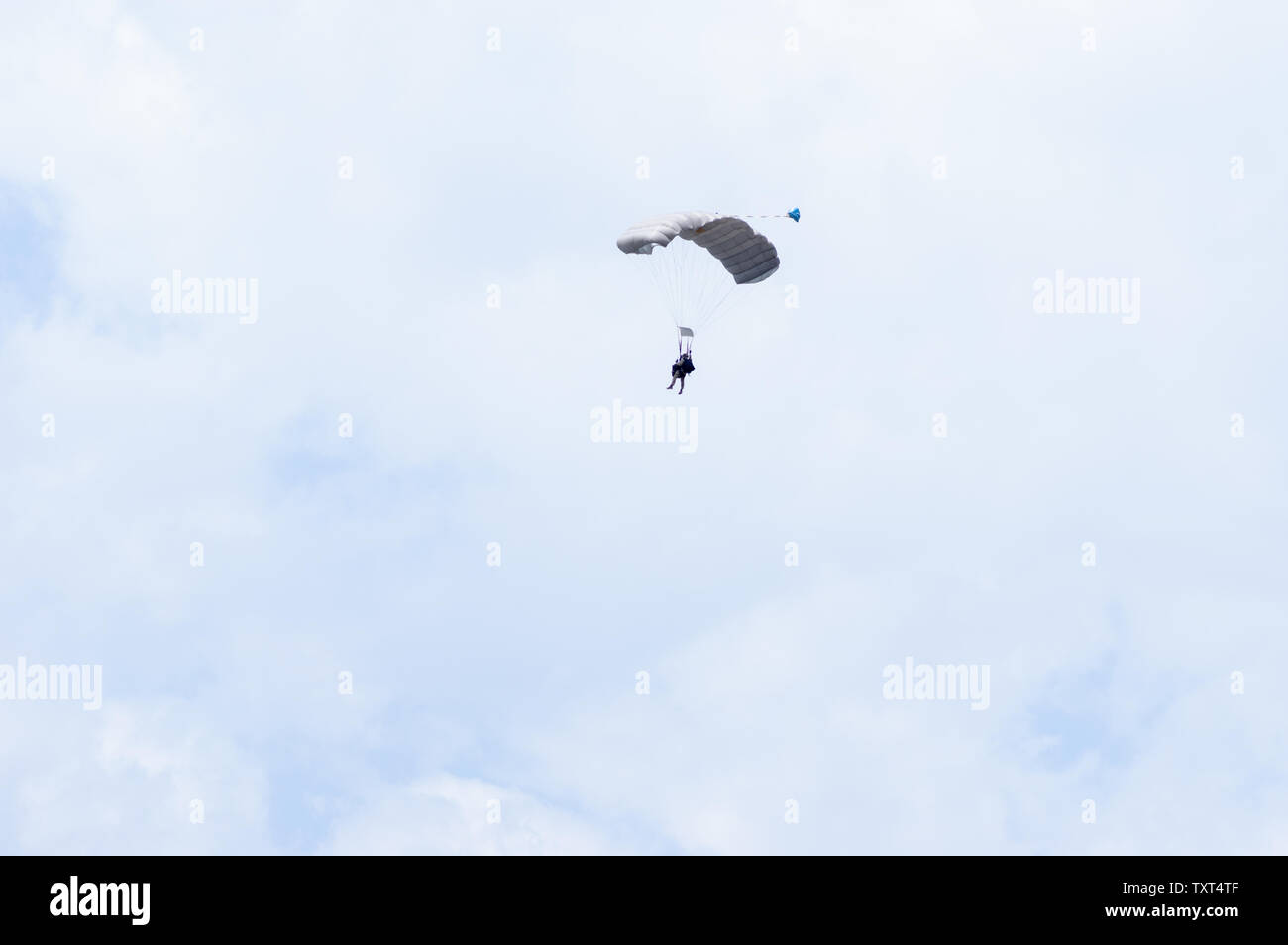 Militärischen Fallschirmspringer auch Fallschirmjäger in den Himmel mit vielen Wolken bezeichnet. Stockfoto