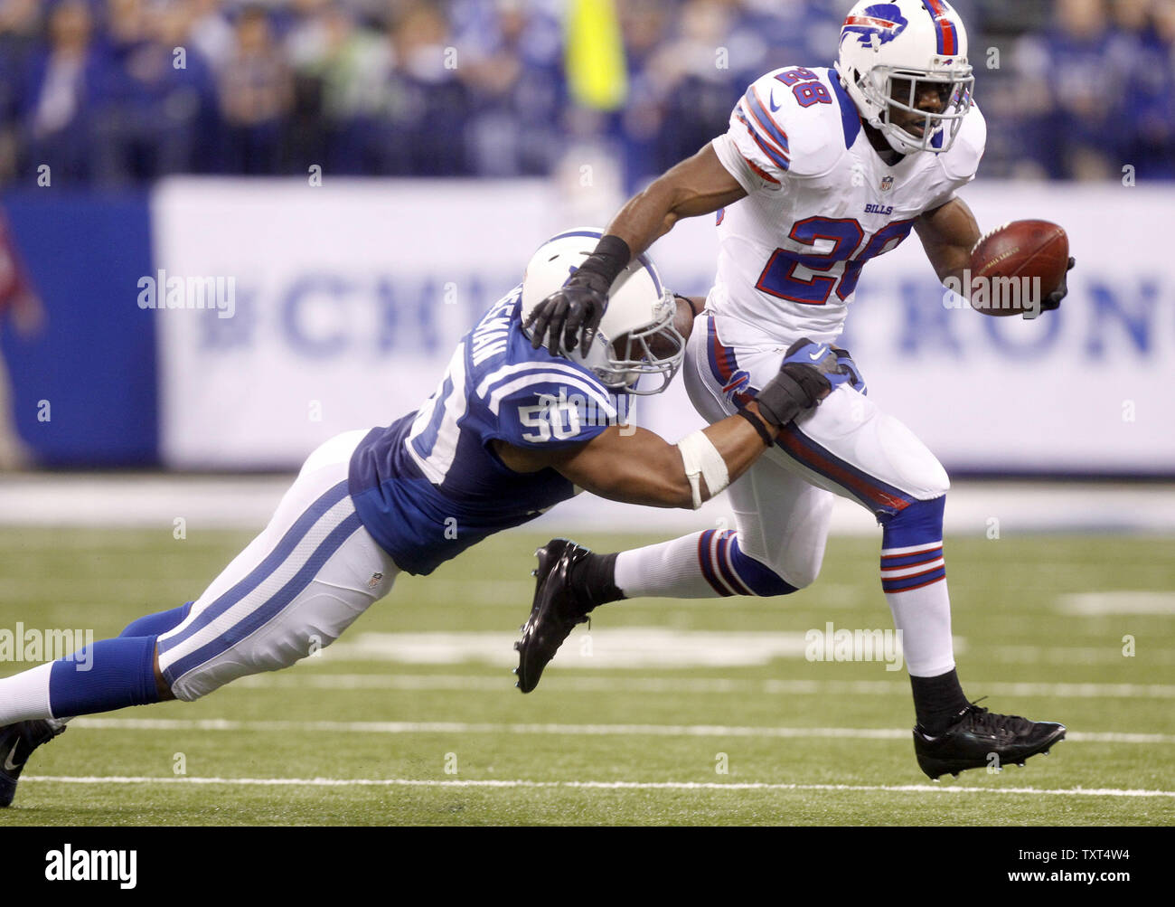 Buffalo Bills zurück läuft, C.J. Spiller (28) versucht, Indianapolis Colts linebacker Derrell Freeman (50) im vierten Quartal die Colts 20-13 im Lucas Oil Stadium in Indianapolis gewinnen entkommen, IN., 25. November 2012. UPI/Mark Cowan Stockfoto